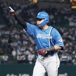 　１１回、勝ち越し打を放ち、ポーズをとる日本ハム・野村＝ベルーナドーム