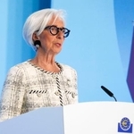 　記者会見するＥＣＢのラガルド総裁＝３０日、ドイツ・フランクフルト（共同）