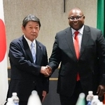 　訪問先のザンビアでハインベ外相（右）と握手する茂木外相＝３０日（外務省提供）