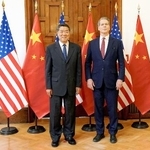 　中国の何立峰副首相（左）と米国のベセント財務長官＝２０２５年９月、スペイン・マドリード（新華社＝共同）