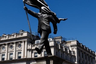 　ロンドン中心部に設置されたバンクシーの新作とみられる大型彫像＝４月３０日（ゲッティ＝共同）