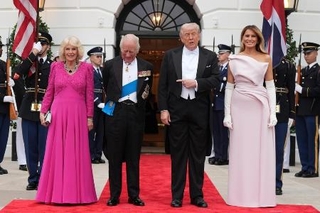 　ホワイトハウスで記念撮影するチャールズ英国王夫妻（左から２人目と１人目）とトランプ米大統領夫妻（同３人目と４人目）＝４月２８日、ワシントン（ＡＰ＝共同）