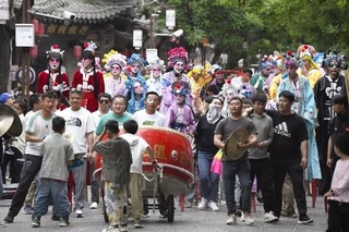 　労働節に伴う大型連休中、大勢の人でにぎわう中国河南省鶴壁市の観光地＝昨年５月（共同）