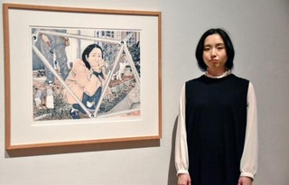 　松元悠さんと自身の代表作の石版画「蛇口泥棒」