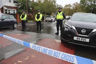 　昨年１０月、襲撃されたシナゴーグへ通じる道路を封鎖する警察官＝英中部マンチェスター（共同）