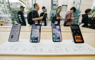 　昨年９月、アップルが発売したｉＰｈｏｎｅ「１７」シリーズと「エア」＝東京都渋谷区