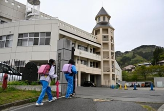 　吉里吉里学園小学部に登校する児童＝１日午前、岩手県大槌町