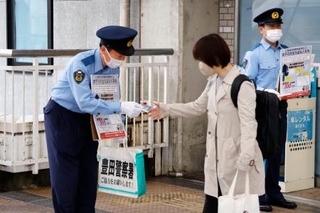 　清水愛美さんが殺害された事件の情報提供を呼びかける警察官＝１日午前、愛知県豊田市