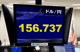　１ドル＝１５６円台を付けた円相場を示すモニター＝１日午前、東京都港区の外為どっとコム