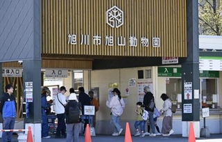 　夏季営業が始まった旭山動物園＝１日午前、北海道旭川市