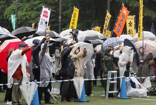 　全労連系の第９７回中央メーデーで気勢を上げる参加者＝１日午前、東京・代々木公園