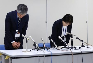 　記者会見で個人情報の紛失について陳謝する新潟市の上所美樹子福祉部長（右）ら＝１日午前、新潟市役所