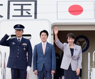 　ベトナム、オーストラリア訪問のため、羽田空港を出発する高市首相（右）＝１日午後