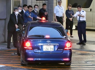 　警視庁福生署に入る高林輝行容疑者を乗せた車両＝１日午後６時３１分