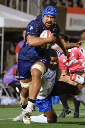　浦安-埼玉　後半、突進する浦安・イオアネ。そのままトライを決める＝秩父宮