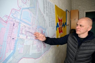 　ウクライナ南部のザポリージャ原発の図を指し示すエネルホダル市のドミトロ・オルロフ市長＝４月２８日、ザポリージャ（共同）