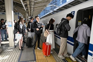 　ゴールデンウイーク後半の５連休初日を迎え、東海道新幹線に乗り込む人たち＝２日午前、ＪＲ東京駅
