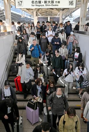 　ゴールデンウイーク後半の５連休初日を迎え、混雑する東海道新幹線のホーム＝２日午前、ＪＲ東京駅