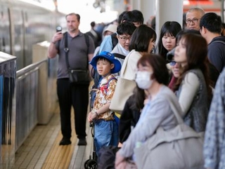 　ゴールデンウイーク後半の５連休初日を迎え、子ども連れらで混雑するＪＲ新大阪駅の新幹線ホーム＝２日午前