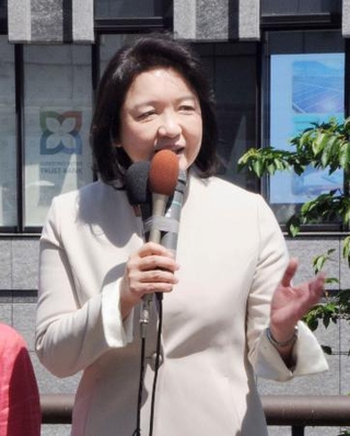 　街頭演説する公明党の竹谷代表＝２日午前、東京都立川市