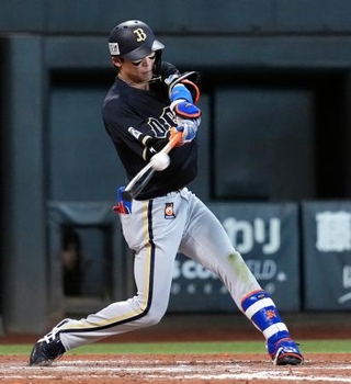 　８回オリックス２死満塁、中川が右越えに走者一掃の逆転三塁打を放つ＝エスコンフィールド