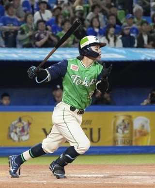 　９回ヤクルト１死一、三塁、武岡が右越えにサヨナラ打を放つ＝神宮