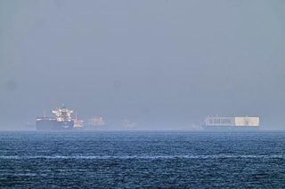 　ホルムズ海峡東側のオマーン湾に停泊するタンカーなどの船舶＝１日（ＡＰ＝共同）