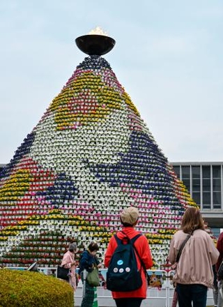 　「ひろしまフラワーフェスティバル」が開幕し、広島市の平和記念公園南側に設置された「花の塔」＝３日午前