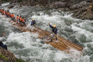 　和歌山県北山村を流れる北山川で始まった「観光いかだ下り」＝３日午前