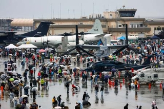 　米軍岩国基地で開かれた「日米親善デー」＝３日午前、山口県岩国市