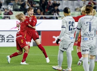 　ＩＮＡＣ神戸-長野　前半、先制ゴールを決め喜ぶＩＮＡＣ神戸・吉田（左から２人目）＝ノエスタ