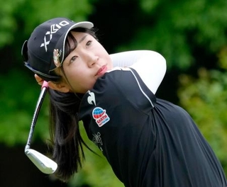 　最終日、通算１８アンダーで優勝した菅沼菜々＝浜野ＧＣ