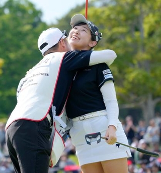 　通算１８アンダーで優勝し、キャディーと喜ぶ菅沼菜々＝浜野ＧＣ