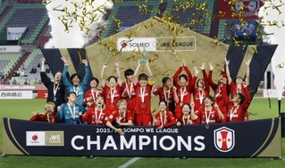 　４季ぶり２度目の優勝を決め、喜ぶＩＮＡＣ神戸の選手たち＝ノエスタ