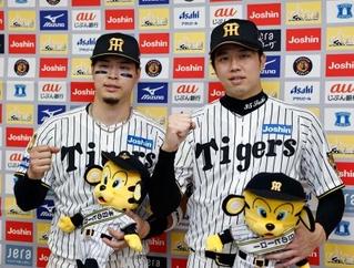 　インタビュー後にポーズをとる阪神の佐藤（左）と才木＝甲子園