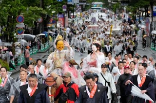 　開幕した「博多どんたく港まつり」で練り歩く「博多松囃子」の行列＝３日午後、福岡市