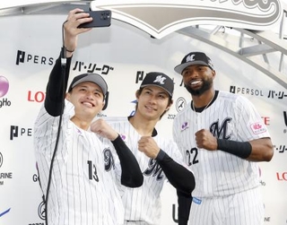 　西武に大勝し、笑顔で自撮りするロッテの（左から）毛利、藤原、ポランコ＝ＺＯＺＯマリン