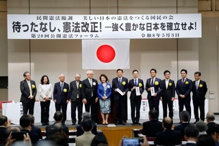 　改憲派の集会に出席した自民党憲法改正実現本部の新藤義孝事務総長（中央右）ら＝３日午後、東京都千代田区