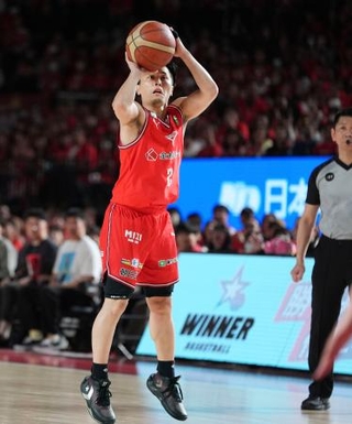 　Ａ千葉戦で３点シュートを放つ千葉Ｊ・富樫。Ｂ１史上初となる通算１３００本成功をマークした＝船橋市ららアリーナ東京ベイ