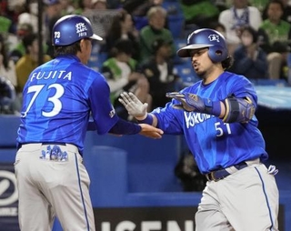 　５回、本塁打を放ちコーチに迎えられるＤｅＮＡ・宮崎（右）＝神宮