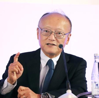 　アジア開発銀行の年次総会に合わせて記者会見する神田真人総裁＝３日、ウズベキスタン・サマルカンド（共同）
