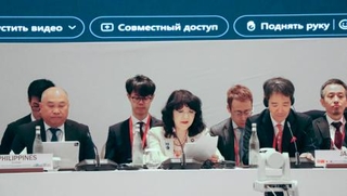 　日本、中国、韓国と東南アジア諸国連合の財務相・中央銀行総裁会議で発言する片山財務相（前列中央）＝３日、ウズベキスタン・サマルカンド（共同）