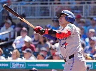 　ツインズ戦の９回、３試合連続の本塁打となる９号２ランを放つブルージェイズ・岡本＝ミネアポリス（ロイター＝共同）