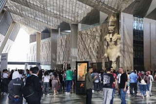 　大エジプト博物館を訪れた観光客ら＝４月２８日、カイロ近郊ギザ（共同）