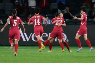 　サッカー女子のアジア・カップでゴールを喜ぶ北朝鮮の選手ら＝３月、シドニー（ＡＰ＝共同）