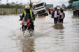 　ケニアのナイロビで豪雨により浸水した道路＝１日（ゲッティ＝共同）