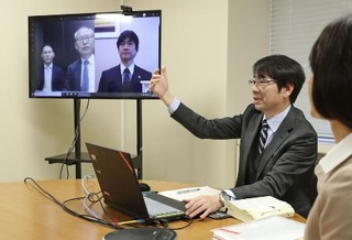 　民事訴訟手続きの「ウェブ会議」のデモンストレーション＝２０２０年、東京地裁