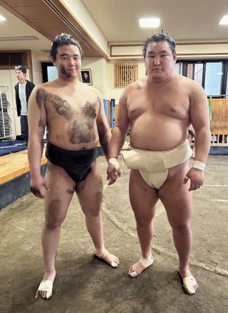 　錣山部屋に出稽古した豊昇龍。左はいとこの天狼星＝東京都江東区