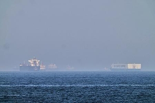 　１日、ホルムズ海峡に近いオマーン湾に停泊するタンカー（左）（ＡＰ＝共同）