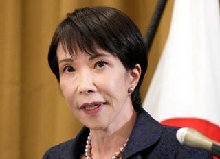 　記者団の取材に応じる高市首相＝４日、キャンベラ（共同）